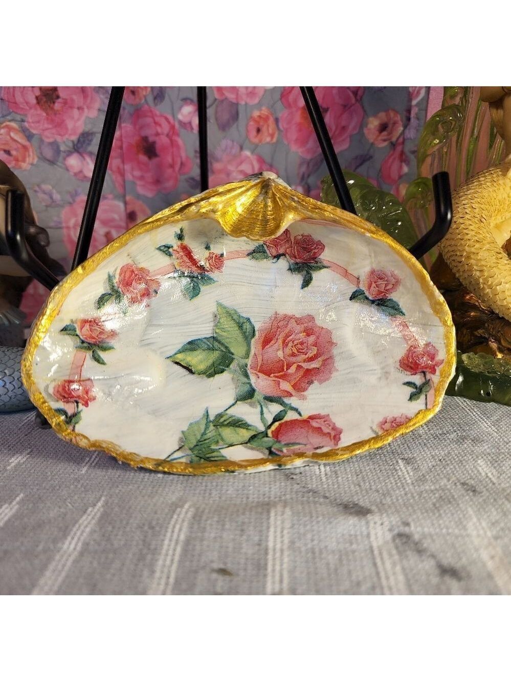 DECOUPAGE
CLAM SHELL DECOUPAGE PINK ROSES ON A CLAM SHELL TRINKET DISH